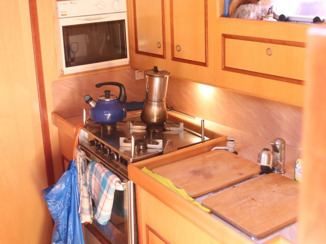 Up to 8 persons can enjoy a ride on this Dufour Yachts boat