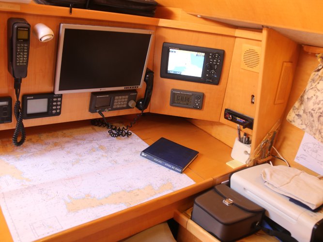 Up to 8 persons can enjoy a ride on this Dufour Yachts boat