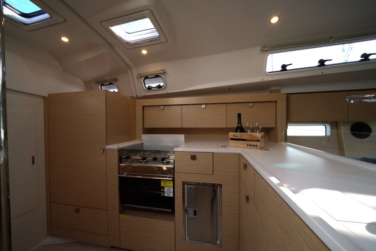 Up to 6 persons can enjoy a ride on this Hanse Yachts boat