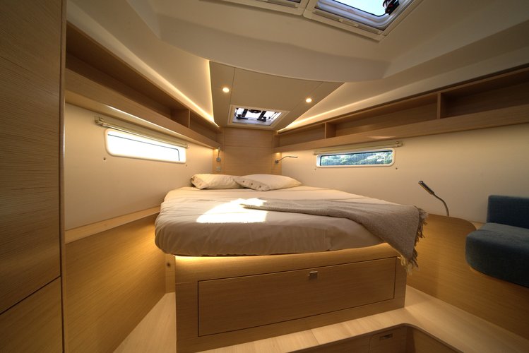 This 41.2' Hanse Yachts cand take up to 6 passengers around Castiglioncello