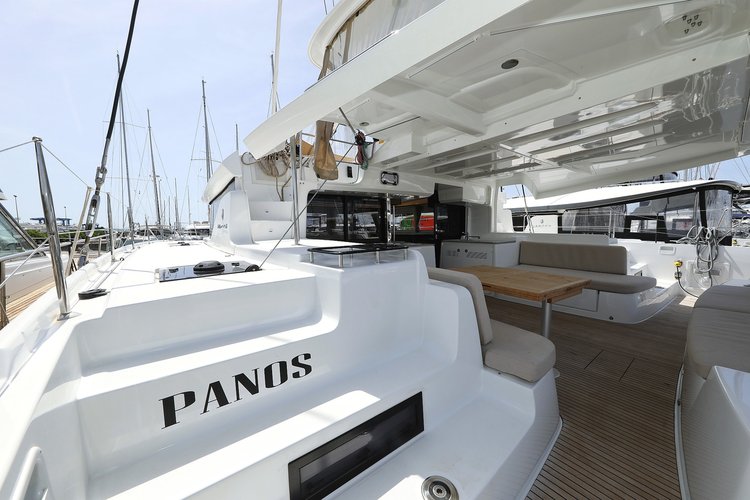 This 45.9' Lagoon cand take up to 12 passengers around Sukošan
