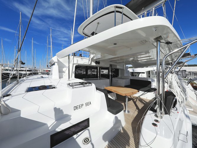 This 45.9' Lagoon cand take up to 12 passengers around Sukošan