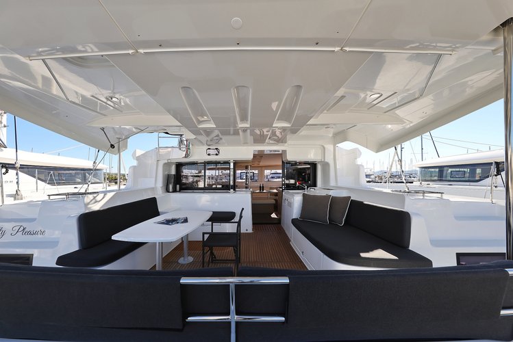 This 45.9' Lagoon cand take up to 12 passengers around Sukošan