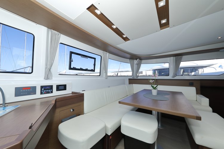 This 45.9' Lagoon cand take up to 12 passengers around Sukošan