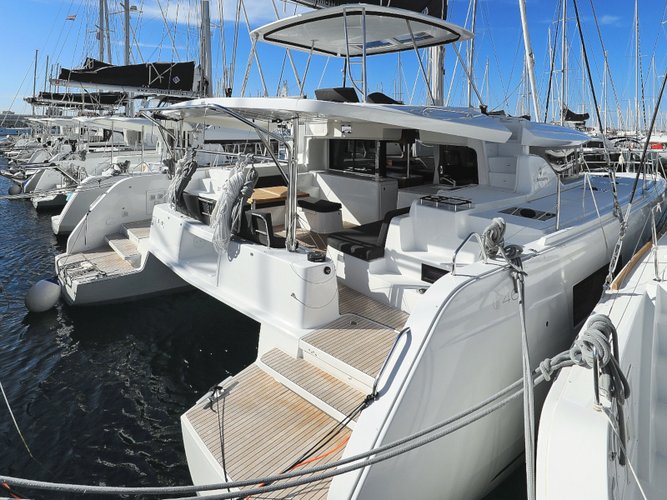 This 45.9' Lagoon cand take up to 12 passengers around Sukošan