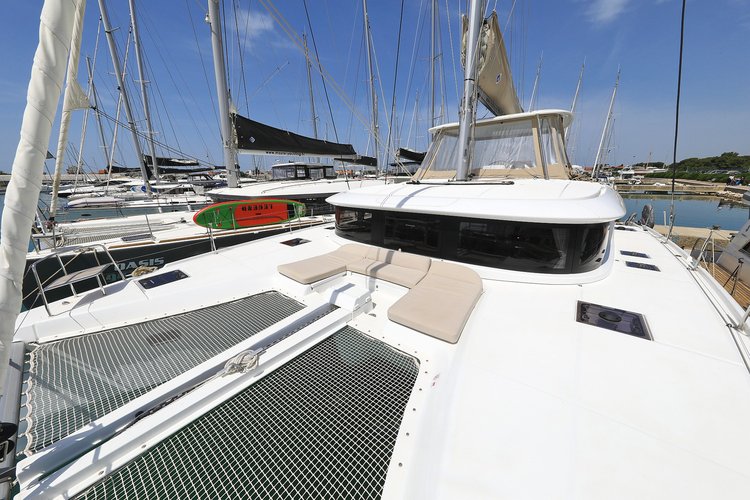 This 45.9' Lagoon cand take up to 12 passengers around Sukošan