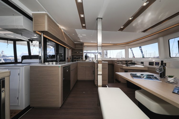This 45.9' Lagoon cand take up to 12 passengers around Sukošan