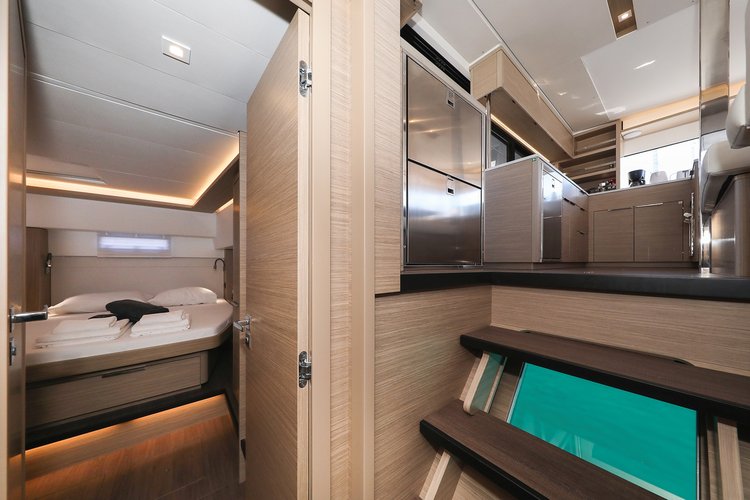 This 45.9' Lagoon cand take up to 12 passengers around Sukošan