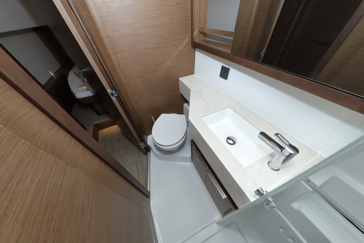 This 45.9' Lagoon cand take up to 12 passengers around Sukošan