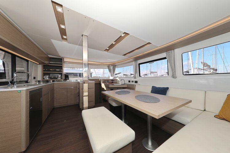 This 45.9' Lagoon cand take up to 12 passengers around Sukošan