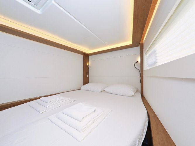 This 45.9' Lagoon cand take up to 12 passengers around Sukošan