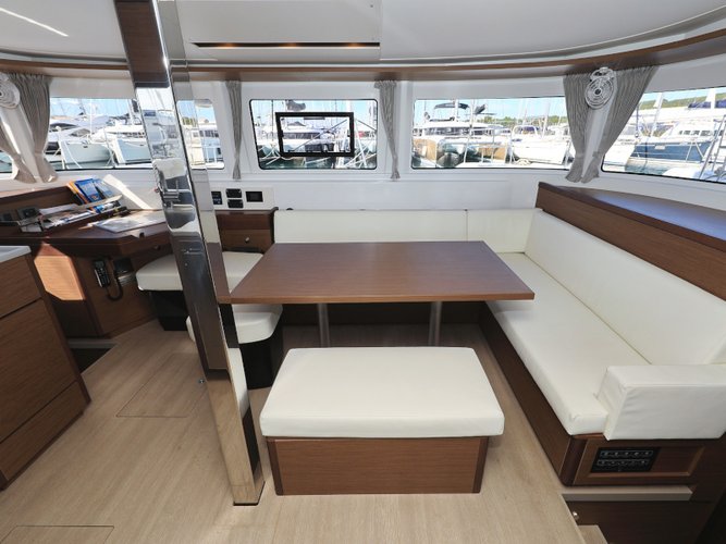 This 45.9' Lagoon cand take up to 12 passengers around Sukošan