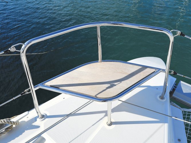 This 45.9' Lagoon cand take up to 12 passengers around Sukošan