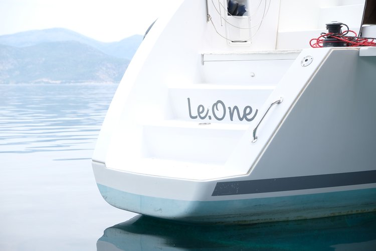 This 45.8' Lagoon cand take up to 12 passengers around Rome