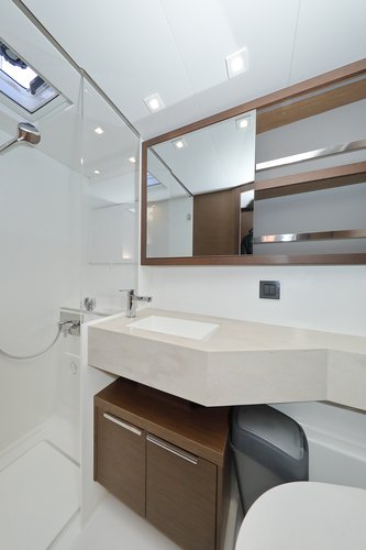 This 45.9' Lagoon cand take up to 12 passengers around Sukošan