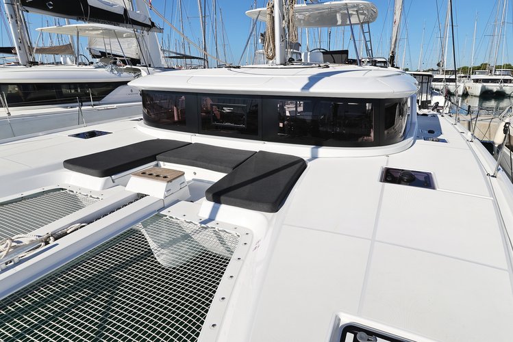 This 45.9' Lagoon cand take up to 12 passengers around Sukošan