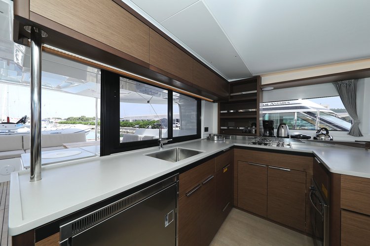 This 45.9' Lagoon cand take up to 12 passengers around Sukošan