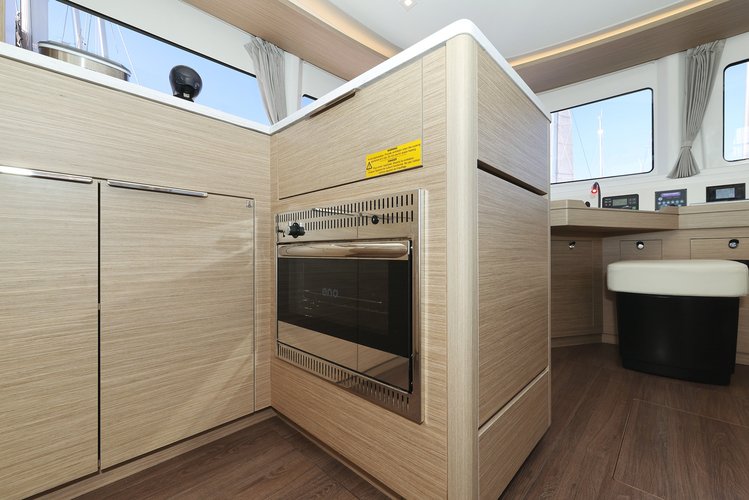 This 45.9' Lagoon cand take up to 12 passengers around Sukošan