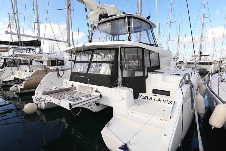 This 45.9' Lagoon cand take up to 12 passengers around Sukošan