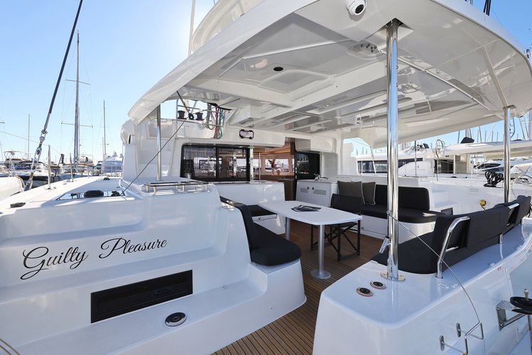 This 45.9' Lagoon cand take up to 12 passengers around Sukošan