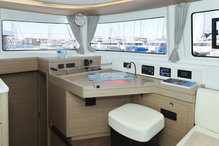This 45.9' Lagoon cand take up to 12 passengers around Sukošan