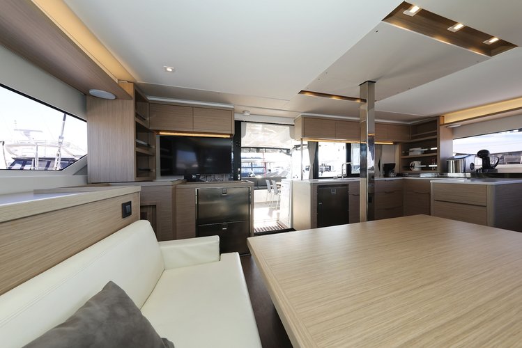 This 45.9' Lagoon cand take up to 12 passengers around Sukošan