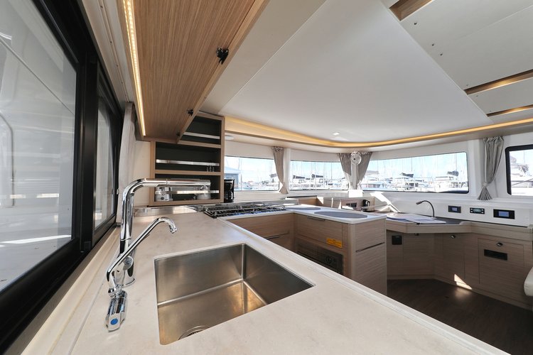 Lagoon boat for rent in Sukošan