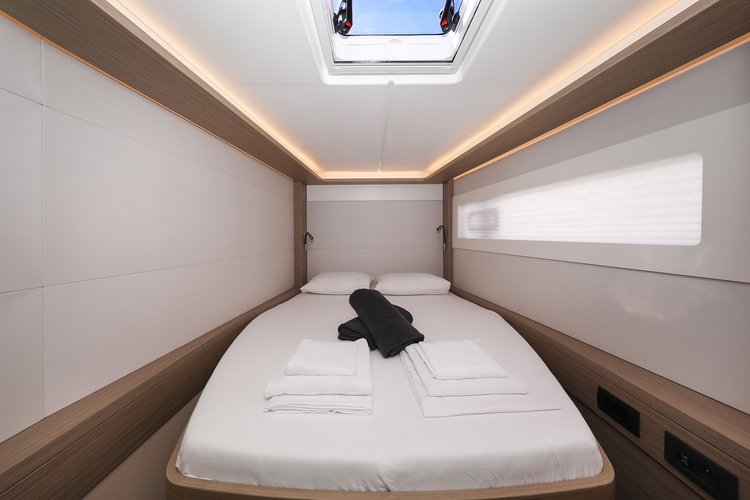 This 45.9' Lagoon cand take up to 12 passengers around Sukošan