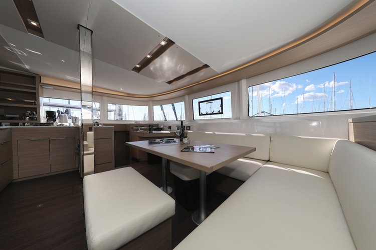 This 45.9' Lagoon cand take up to 12 passengers around Sukošan