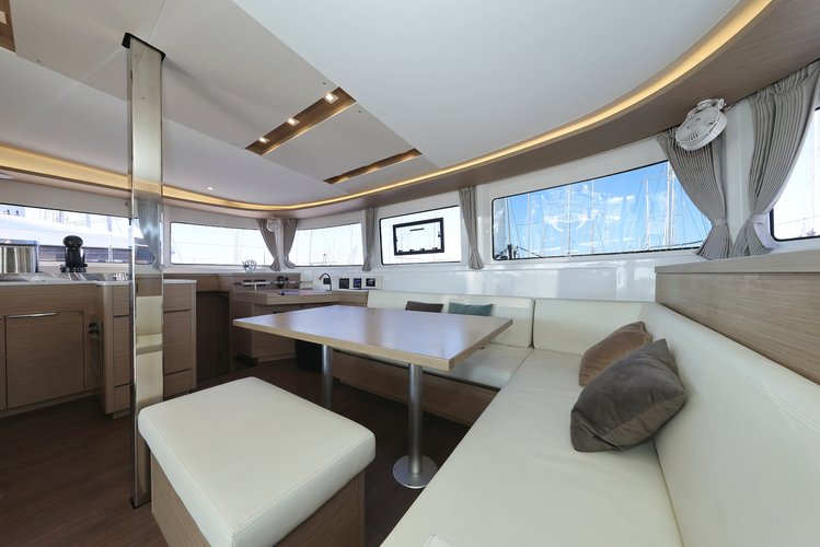 Lagoon boat for rent in Sukošan