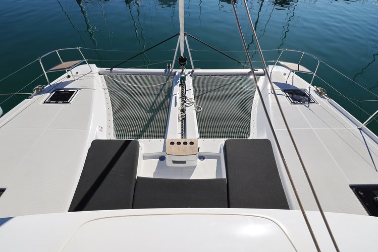 This 45.9' Lagoon cand take up to 12 passengers around Sukošan