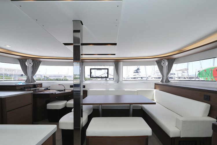This 45.9' Lagoon cand take up to 12 passengers around Sukošan