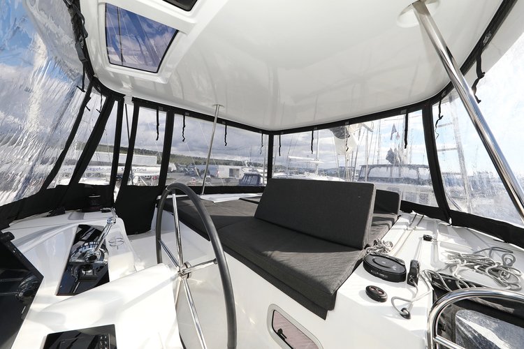 Lagoon boat for rent in Sukošan