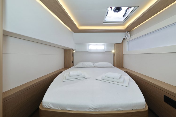 This 45.9' Lagoon cand take up to 12 passengers around Sukošan
