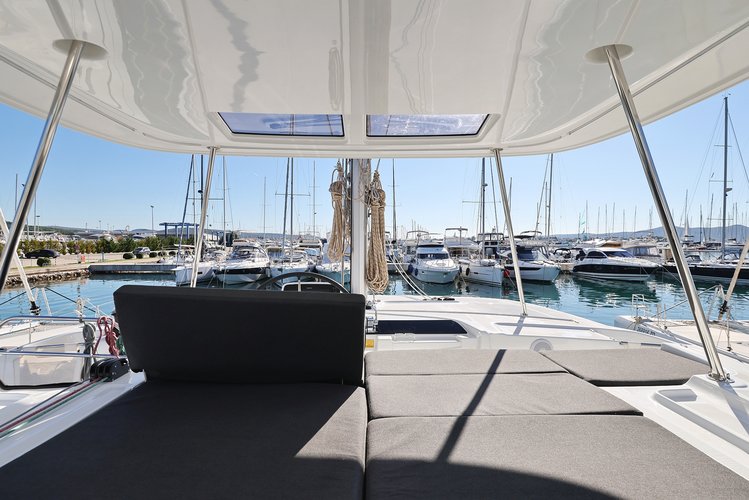 This 45.9' Lagoon cand take up to 12 passengers around Sukošan