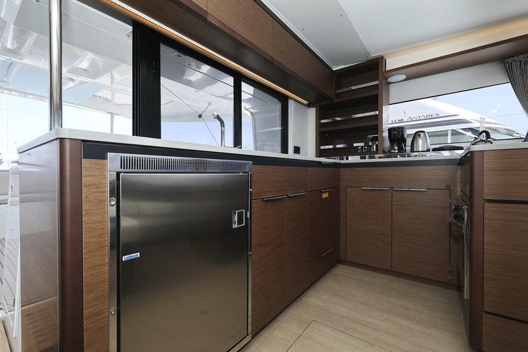 This 45.9' Lagoon cand take up to 12 passengers around Sukošan
