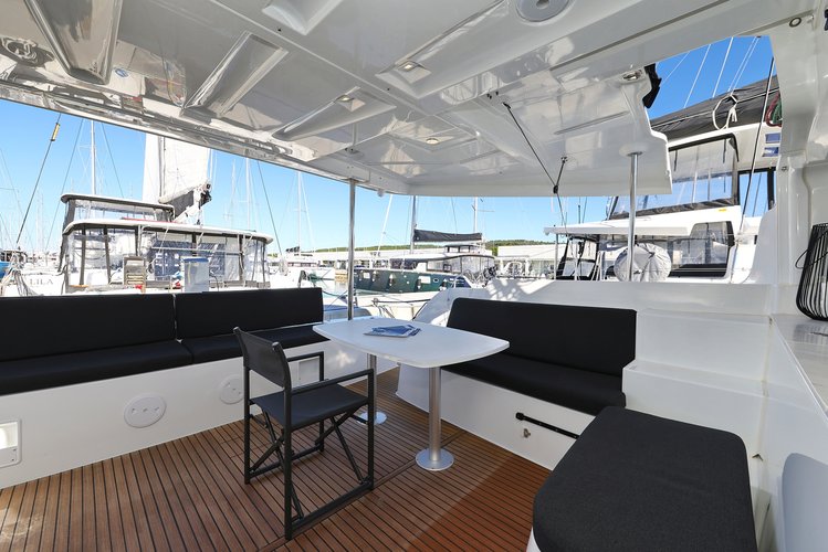 This 45.9' Lagoon cand take up to 12 passengers around Sukošan