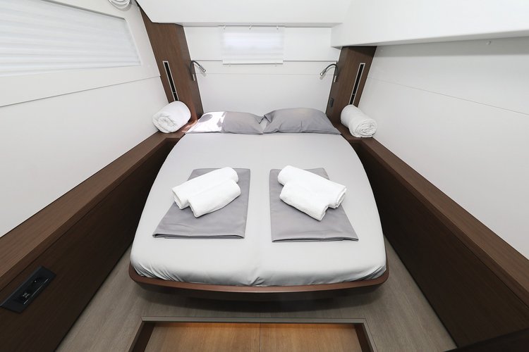 This 45.9' Lagoon cand take up to 12 passengers around Sukošan