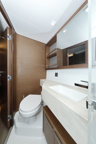 This 45.9' Lagoon cand take up to 12 passengers around Sukošan