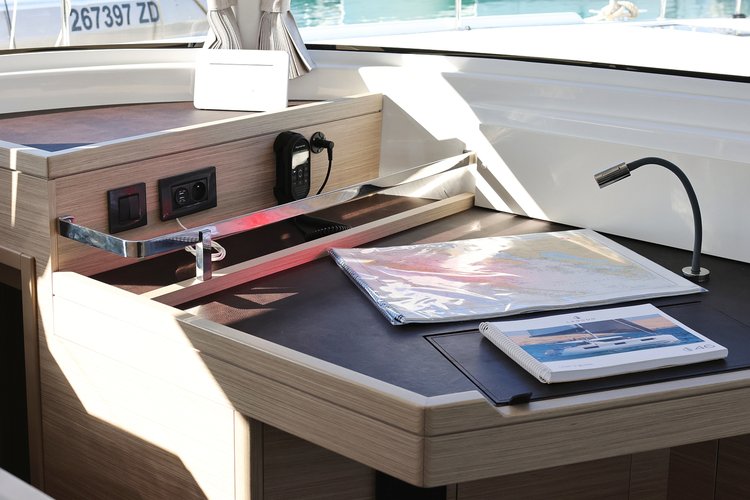This 45.9' Lagoon cand take up to 12 passengers around Sukošan