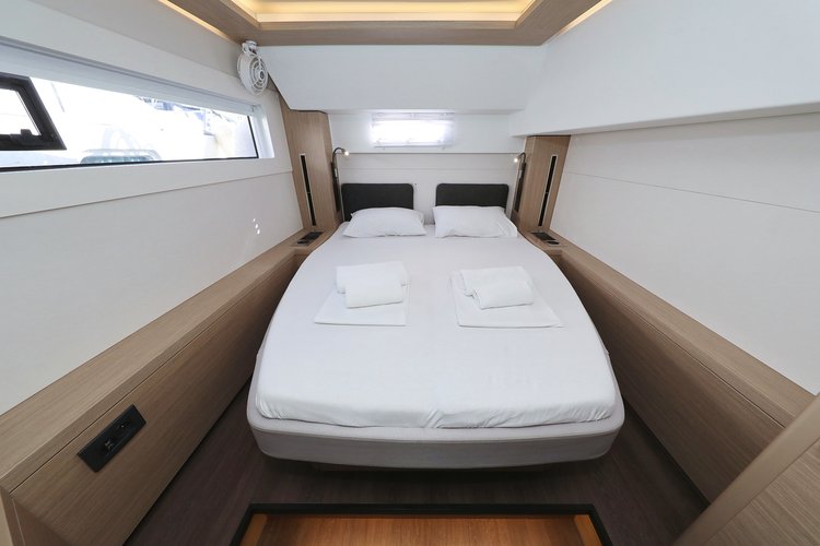 This 45.9' Lagoon cand take up to 12 passengers around Sukošan