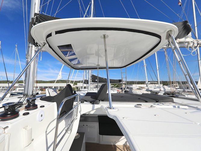 This 45.9' Lagoon cand take up to 12 passengers around Sukošan