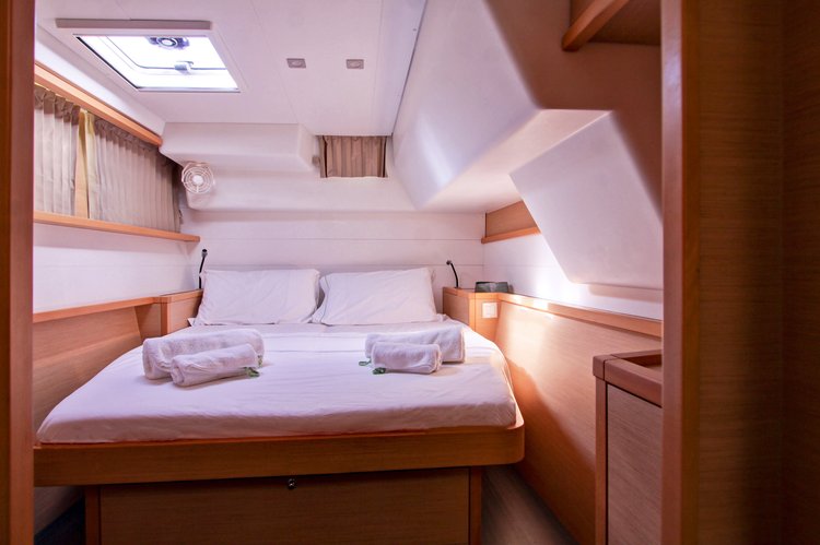 This 45.8' Lagoon cand take up to 12 passengers around Rome