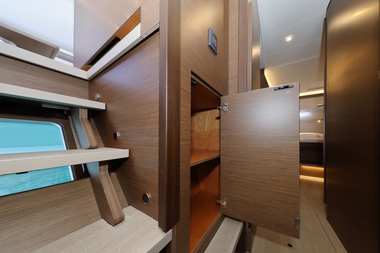 This 45.9' Lagoon cand take up to 12 passengers around Sukošan