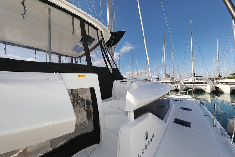 Lagoon boat for rent in Sukošan