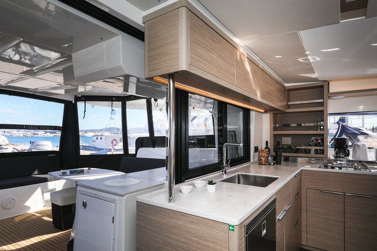 This 45.9' Lagoon cand take up to 12 passengers around Sukošan