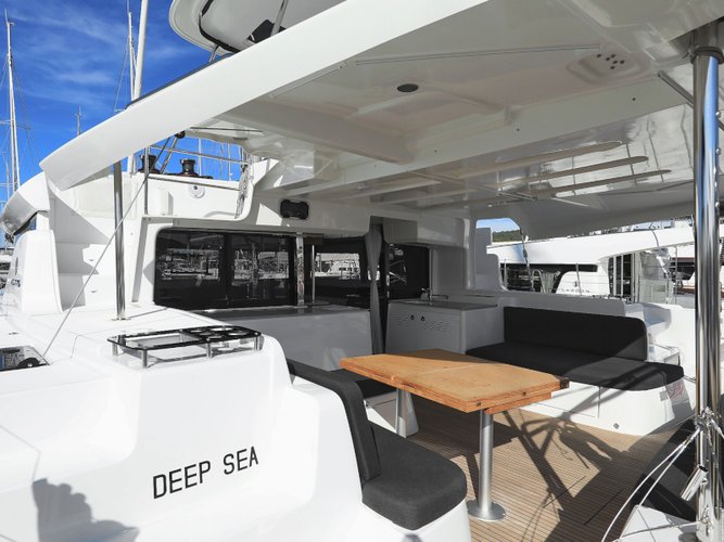 This 45.9' Lagoon cand take up to 12 passengers around Sukošan