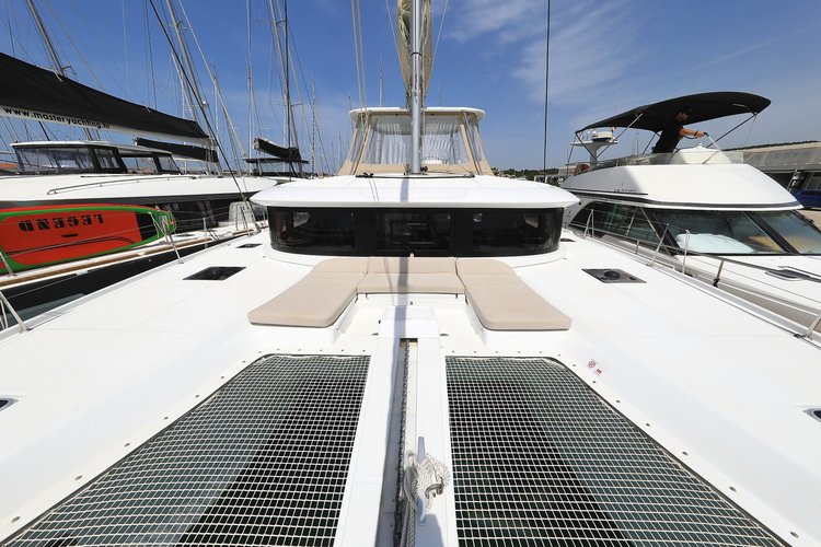This 45.9' Lagoon cand take up to 12 passengers around Sukošan