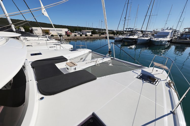 This 45.9' Lagoon cand take up to 12 passengers around Sukošan