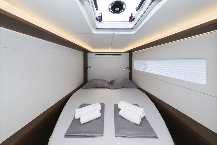 This 45.9' Lagoon cand take up to 12 passengers around Sukošan